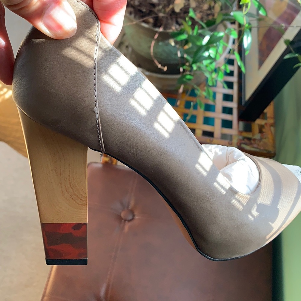 Peep toe pumps